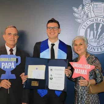 alumnos posando con sus padres