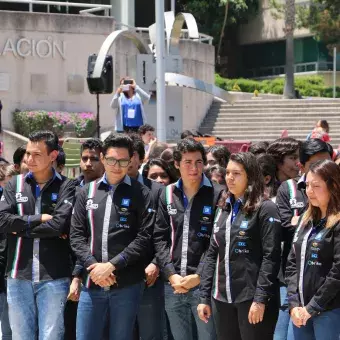 Para la inauguración se hizo sonar la campana en honor de los triunfos más recientes