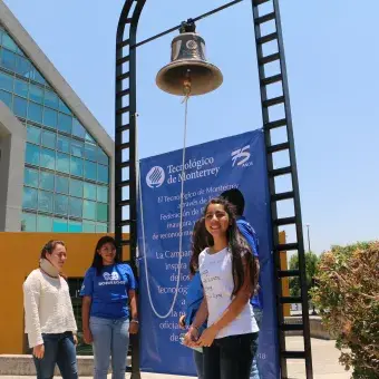 Para la inauguración se hizo sonar la campana en honor de los triunfos más recientes