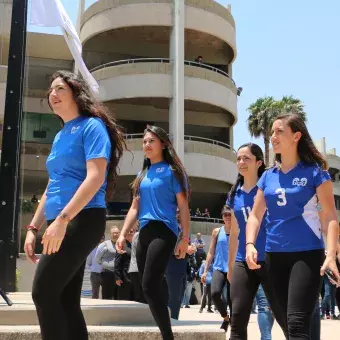 Para la inauguración se hizo sonar la campana en honor de los triunfos más recientes