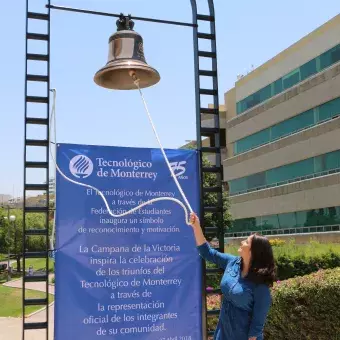 Para la inauguración se hizo sonar la campana en honor de los triunfos más recientes