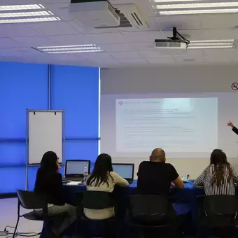 Frente a un jurado expertos en emprendimiento expusieron sus ideas los jóvenes.