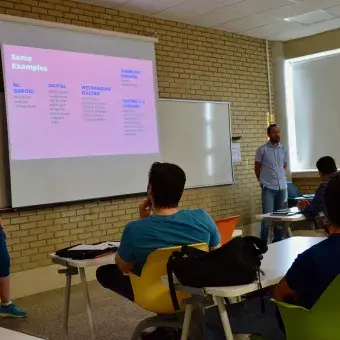 Alumnos de posgrado conociendo los proyectos
