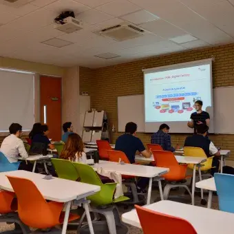 Alumnos de posgrado conociendo los proyectos