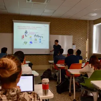 Alumnos de posgrado conociendo los proyectos