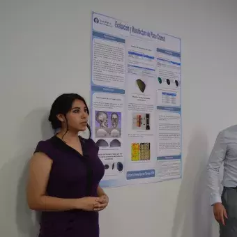 Daniela Castillo y Diego Quevedo con su proyecto "Evaluación y Manufactura de Placa Craneal"