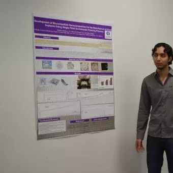 Marcelo Martínez con su proyecto "Development of Biocompatible Nanocomposites for the Manufacture of Knee Implants Using Single Point Incremental Forming Process"