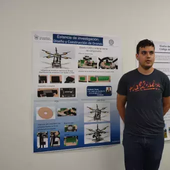 Enrique Horacio Pérez con su proyecto "Diseño y construcción de drones"