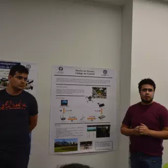 Jesús Alejandro Pérez con su proyecto "Diseño de drones: código de control"