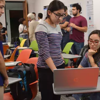 Una alumna con la profesora Grissel Trujillo