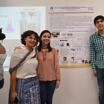 Alumnos del verano con su profesora, Luz María Martínez