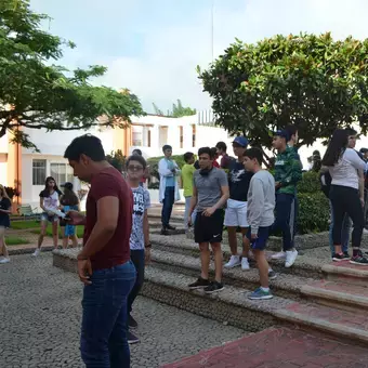 Alumnos inscribiéndose en una actividad de servicio social