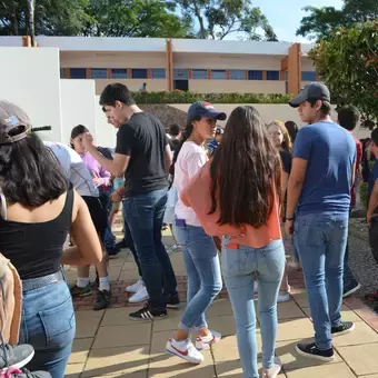 Alumnos inscribiéndose en una actividad de servicio social