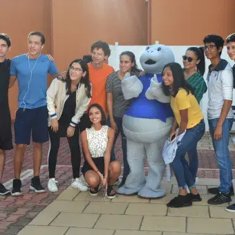 Alumnos inscribiéndose en una actividad de servicio social