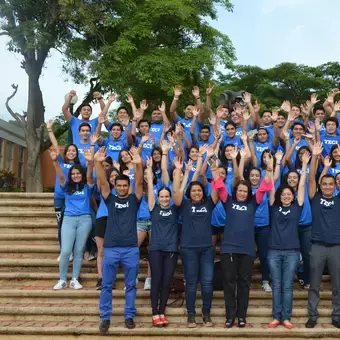 Foto grupal de los alumnos en el HiTec