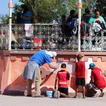 En Laguna, egresados pintaron lugares públicos.