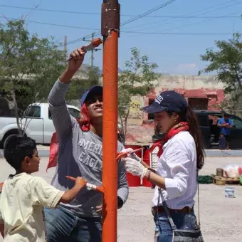 Varios niños cooperaron con los egresados en Laguna.