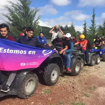 Alumnos en cuatrimotos