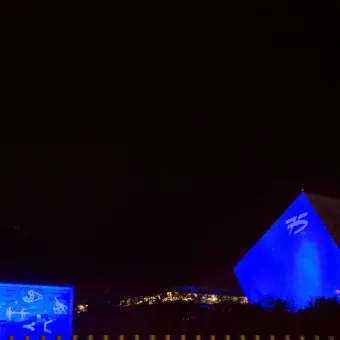 El Tec de Monterrey inició los festejos por su 75 aniversario con un espectáculo de luz azul en sus edificios más emblemáticos en el campus Monterrey.