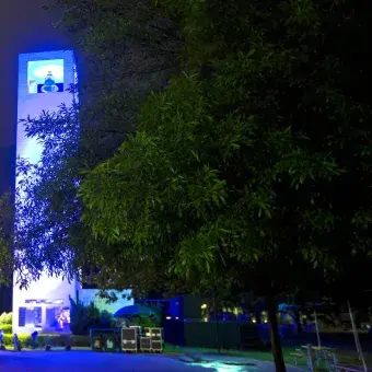 El campanario del campus Monterrey también fue iluminado de azul.