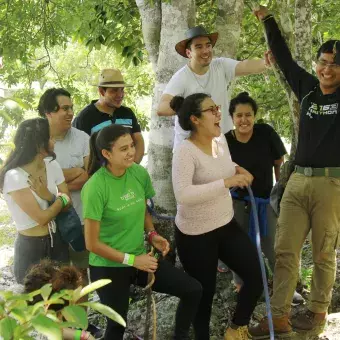 alumnos en la sima de las cotorras