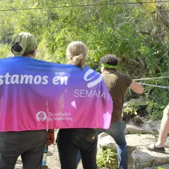 alumnos en la sima de las cotorras