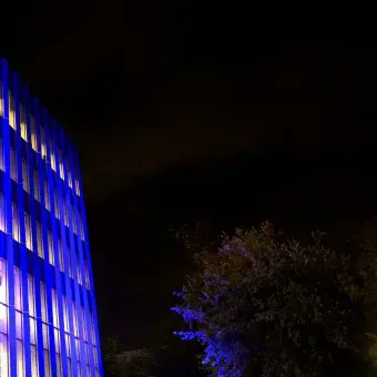 La BiblioTEC fue iluminada por el emblemático color azul.
