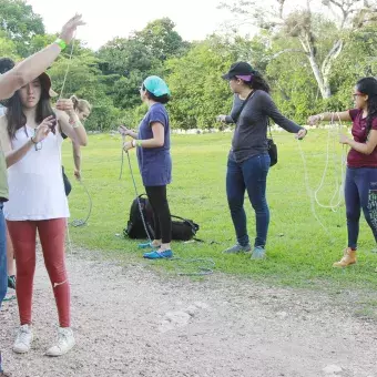 alumnos en la sima de las cotorras