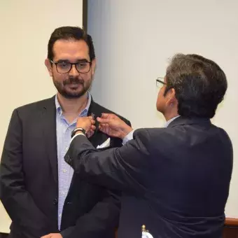 entrega del pin al presidente saliente