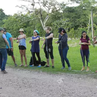 alumnos en la sima de las cotorras