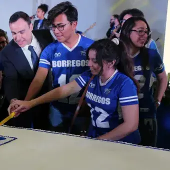 El pastel fue partido en el festejo de los #75añosTec en la Ciudad de México.