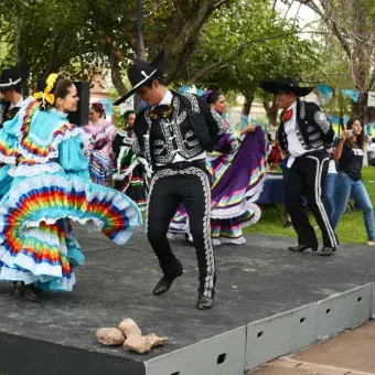 En Chihuahua se celebró además con grupos folclóricos.