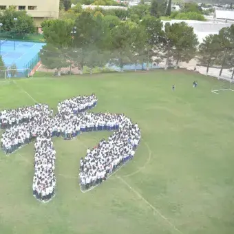 En Chihuahua, alumnos formaron el número 75 como parte del festejo.
