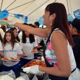 Los tradicionales chilaquiles fueron repartidos en campus Chihuahua.