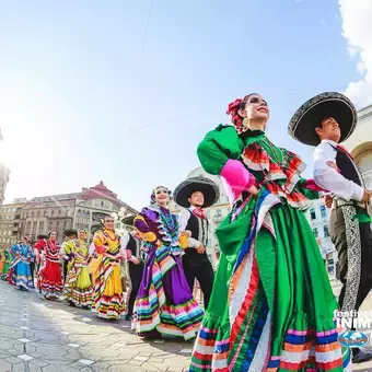 Mexicanos bailando folclore en Europa