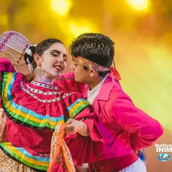 Mexicanos bailando folclore en Europa