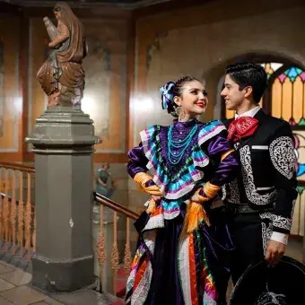 Mexicanos bailando folclore en Europa