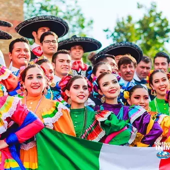 Mexicanos bailando folclore en Europa