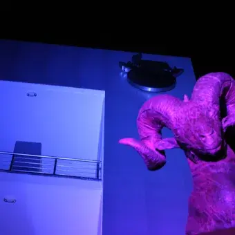 IRA SE ILUMINA DE AZUL 