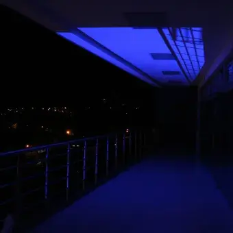 IRA SE ILUMINA DE AZUL 