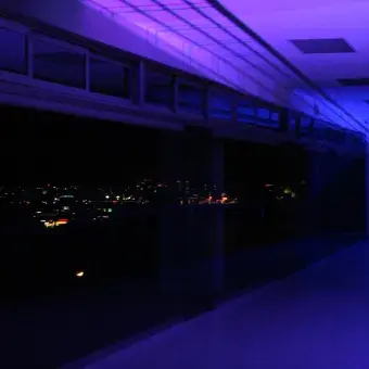 IRA SE ILUMINA DE AZUL 