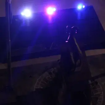IRA SE ILUMINA DE AZUL 