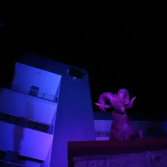 IRA SE ILUMINA DE AZUL 