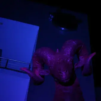 IRA SE ILUMINA DE AZUL 