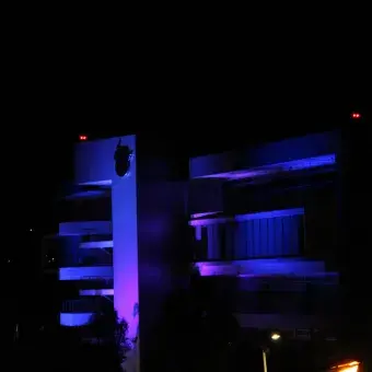 IRA SE ILUMINA DE AZUL 