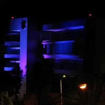 IRA SE ILUMINA DE AZUL 