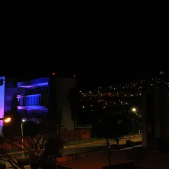 IRA SE ILUMINA DE AZUL 