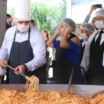 Los directivos del Tec se pusieron a preparar y a servir los tradicionales chilaquiles.