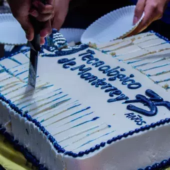 De manera simbólica se partió un pastel en campus Toluca.