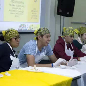 Alumnos recibiendo instrucciones de su equipo 